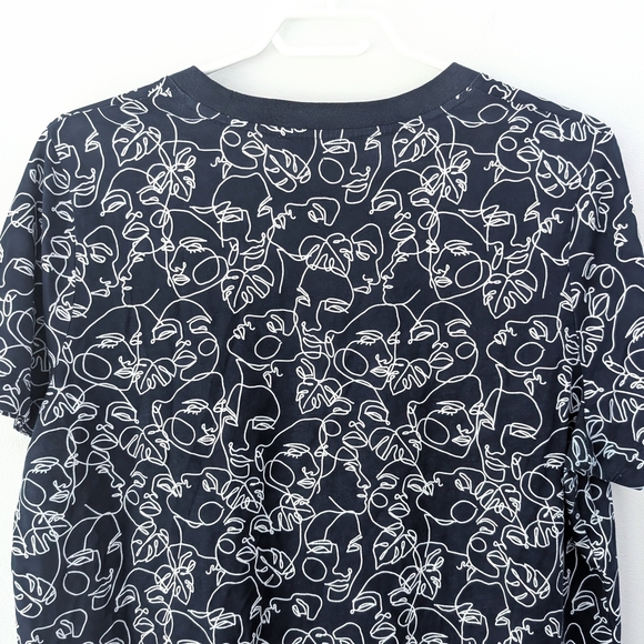 Simons Contemporaine Women's Organic Cotton Faces/Floral Navy T-shirt ~ Large - Picture 5 of 7